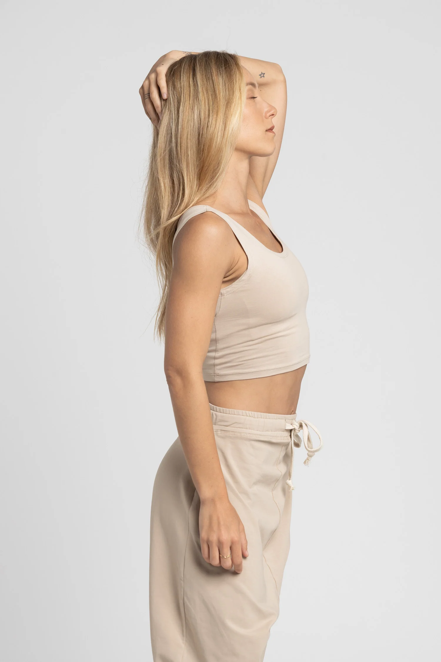 V Back Cropped Tank Top - Image 3